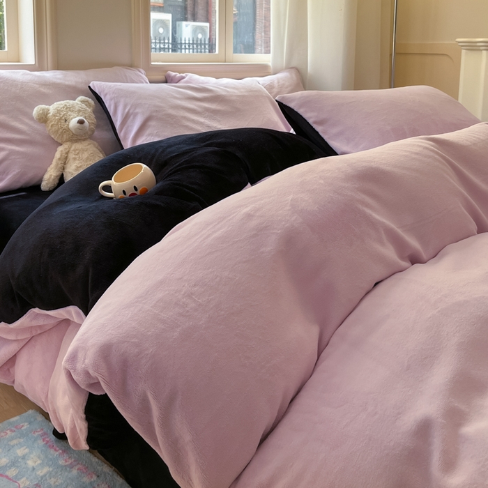 91家纺网 家纺一手货源 找家纺 慕澄家纺 2024新款纯色双拼牛奶绒四件套 豆蔻紫+黑