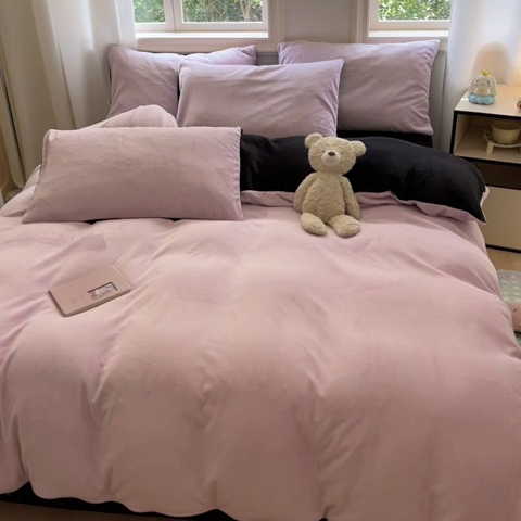 91家纺网 家纺一手货源 找家纺 慕澄家纺 2024新款纯色双拼牛奶绒四件套 豆蔻紫+黑