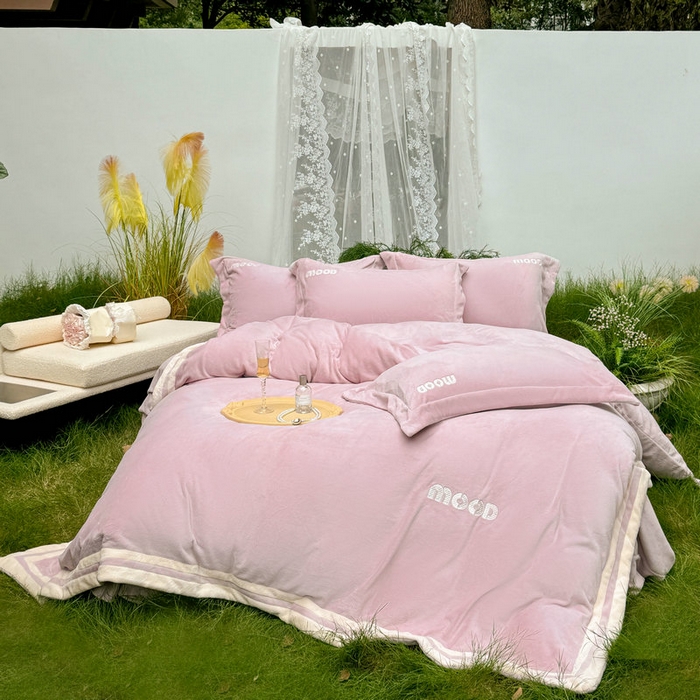 91家纺网 家纺一手货源 找家纺 新月家纺（锦威郎） 2024新款高贵轻奢保暖牛奶绒四件套系列-摩登 粉紫