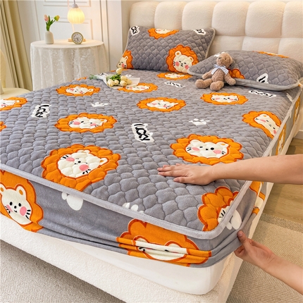 91家纺网 家纺一手货源 找家纺 喜居 2024新款加厚印花牛奶绒夹棉床笠床护垫单床笠 小狮子