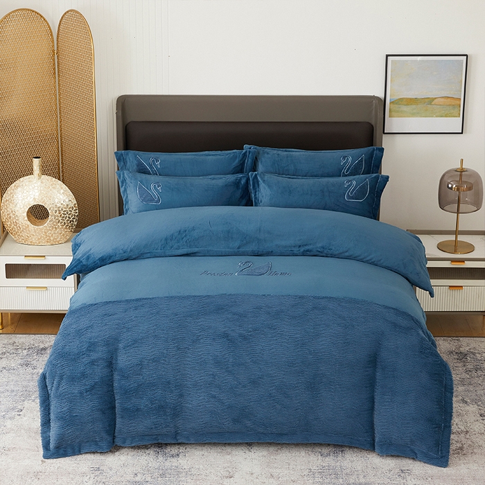 91家纺网 家纺一手货源 找家纺 新月家纺（锦威郎） 2024新款高克重牛奶绒全消光绗缝床盖床单四件套 宝石蓝