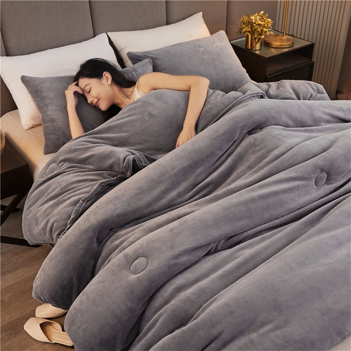 91家纺网 家纺一手货源 找家纺 美梦里 2024新款双面刺绣牛奶绒冬被 气质灰