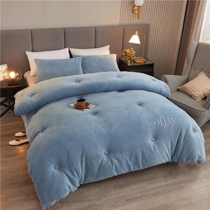 91家纺网 家纺一手货源 找家纺 美梦里 2024新款双面刺绣牛奶绒冬被 月光蓝