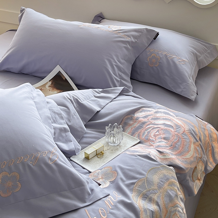 91家纺网 家纺一手货源 找家纺  【秋冬爆款】A类母婴级全棉磨毛四件套纯棉重工刺绣花轻奢风床单床笠款新疆棉高奢床上用品 缇菲-莓蓝