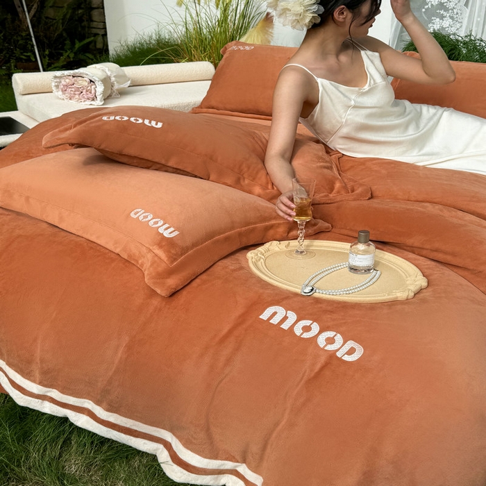 91家纺网 家纺一手货源 找家纺 新月家纺（锦威郎） 2024新款高贵轻奢保暖牛奶绒四件套系列-摩登 橙色