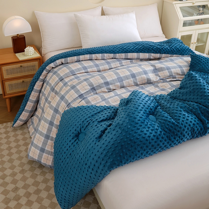 91家纺网 家纺一手货源 找家纺 爱宝被业 2025新款水洗棉双层纱豆豆绒被 露西-水兰