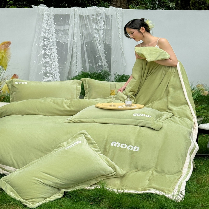 91家纺网 家纺一手货源 找家纺 新月家纺（锦威郎） 2024新款高贵轻奢保暖牛奶绒四件套系列-摩登 绿色