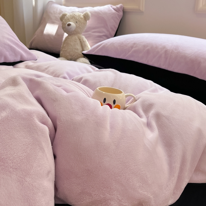 91家纺网 家纺一手货源 找家纺 慕澄家纺 2024新款纯色双拼牛奶绒四件套 豆蔻紫+黑