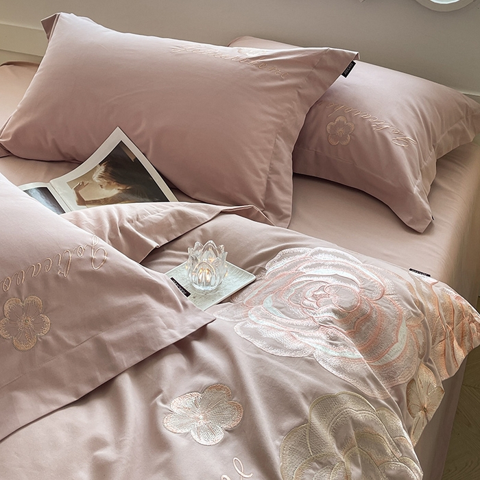 91家纺网 家纺一手货源 找家纺  【秋冬爆款】A类母婴级全棉磨毛四件套纯棉重工刺绣花轻奢风床单床笠款新疆棉高奢床上用品 缇菲-红桃