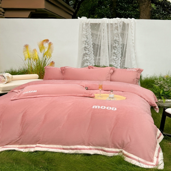 91家纺网 家纺一手货源 找家纺 新月家纺（锦威郎） 2024新款高贵轻奢保暖牛奶绒四件套系列-摩登 粉色