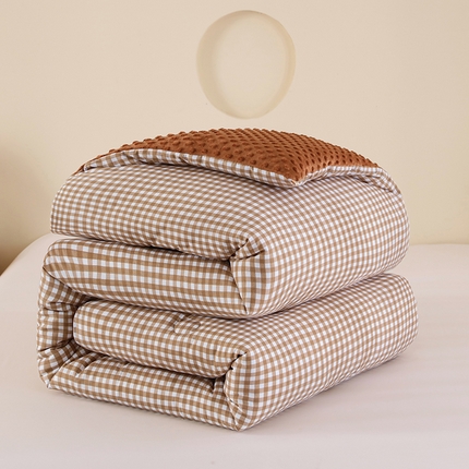 91家纺网 家纺一手货源 找家纺 爱宝被业 2025新款水洗棉双层纱豆豆绒被 克洛迪雅-浅咖