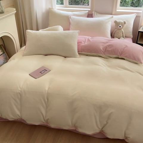 91家纺网 家纺一手货源 找家纺 慕澄家纺 2024新款纯色双拼牛奶绒四件套 奶白+柔粉