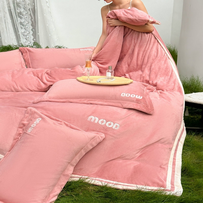 91家纺网 家纺一手货源 找家纺 新月家纺（锦威郎） 2024新款高贵轻奢保暖牛奶绒四件套系列-摩登 粉色