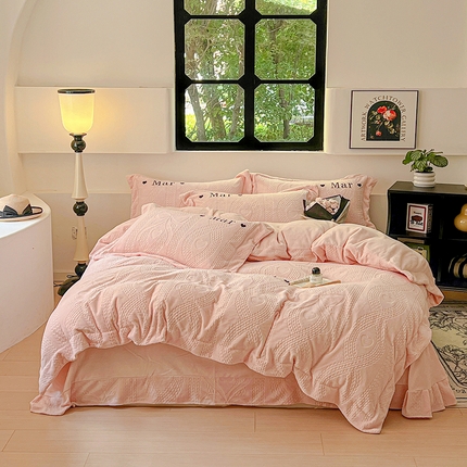 91家纺网 家纺一手货源 找家纺 昊川家纺 2024年新款230g全消光牛奶绒立体雕花轻奢绣花四件套 依恋-浪漫粉