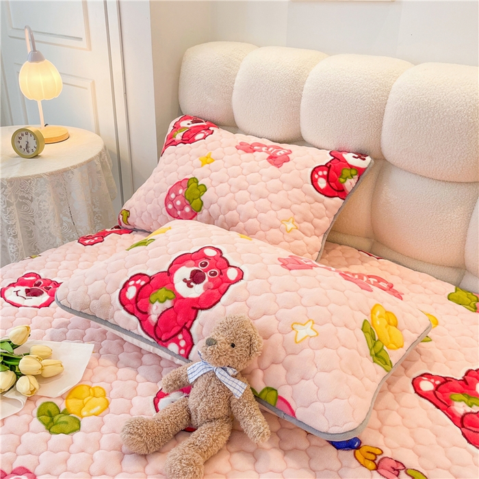 91家纺网 家纺一手货源 找家纺 喜居 2024新款加厚印花牛奶绒夹棉床笠床护垫单床笠 草莓小熊