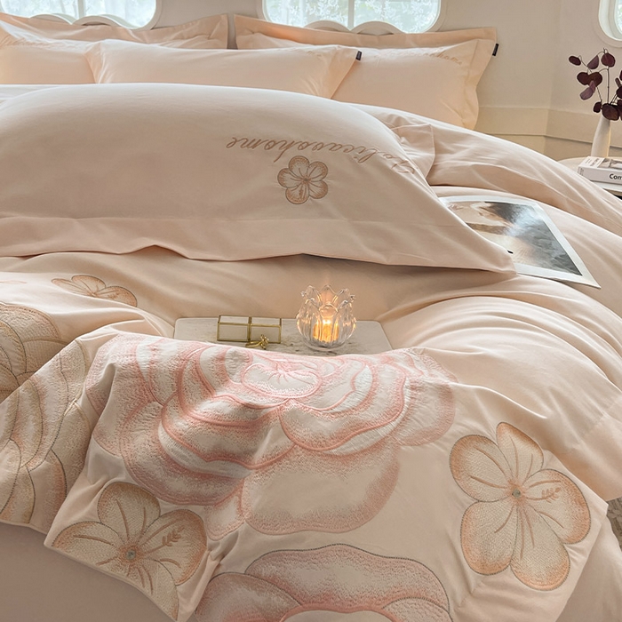 91家纺网 家纺一手货源 找家纺  【秋冬爆款】A类母婴级全棉磨毛四件套纯棉重工刺绣花轻奢风床单床笠款新疆棉高奢床上用品 缇菲-白桃