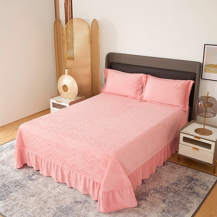 91家纺网 家纺一手货源 找家纺 新月家纺（锦威郎） 2024新款高克重牛奶绒全消光绗缝床盖床单四件套 胭脂粉