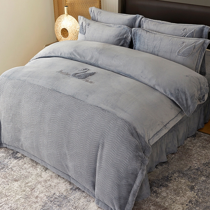91家纺网 家纺一手货源 找家纺 新月家纺（锦威郎） 2024新款高克重牛奶绒全消光绗缝床盖床单四件套 爵士灰