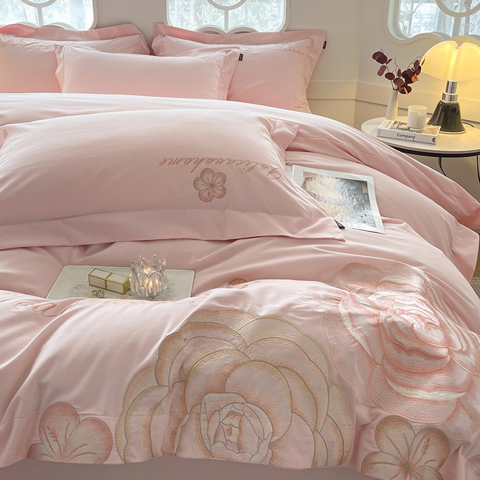 91家纺网 家纺一手货源 找家纺  【秋冬爆款】A类母婴级全棉磨毛四件套纯棉重工刺绣花轻奢风床单床笠款新疆棉高奢床上用品 缇菲-颜粉
