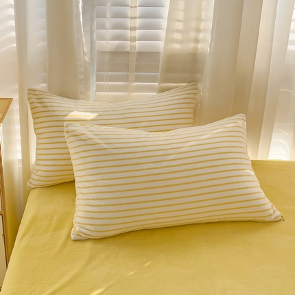 91家纺网 家纺一手货源 找家纺 丽涵家纺 2024秋冬新品多巴胺博主风牛奶绒条纹枕套 嫩鹅黄条