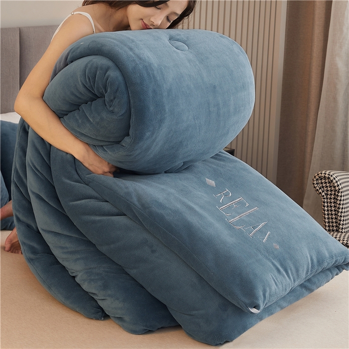 91家纺网 家纺一手货源 找家纺 美梦里 2024新款双面刺绣牛奶绒冬被 星辰蓝