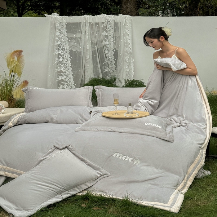 91家纺网 家纺一手货源 找家纺 新月家纺（锦威郎） 2024新款高贵轻奢保暖牛奶绒四件套系列-摩登 灰色