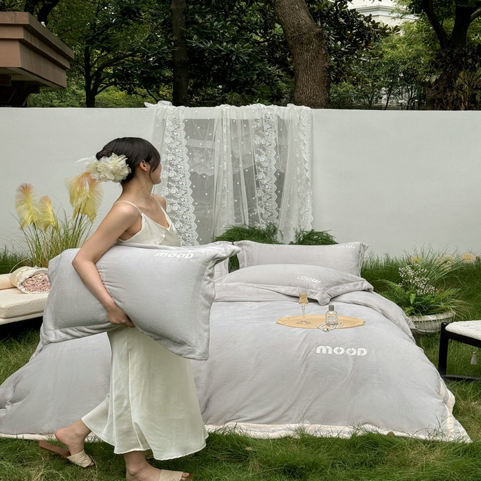 91家纺网 家纺一手货源 找家纺 新月家纺（锦威郎） 2024新款高贵轻奢保暖牛奶绒四件套系列-摩登 灰色