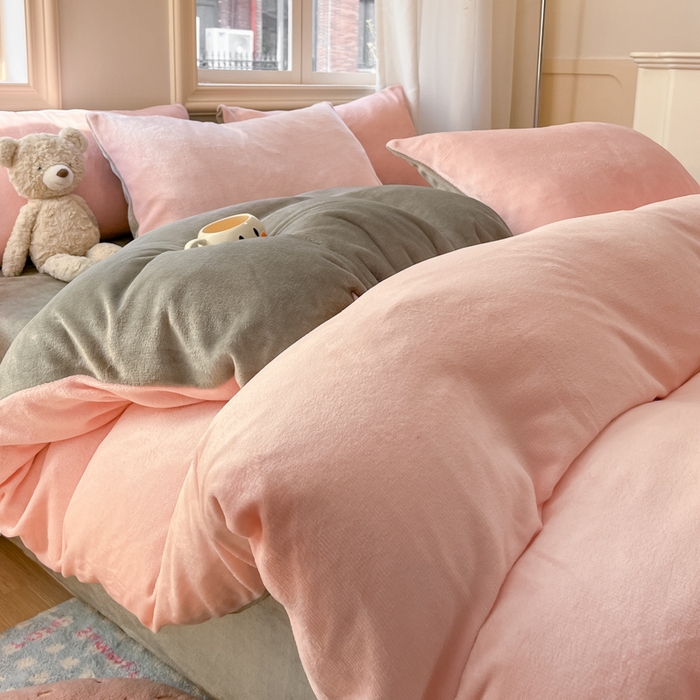 91家纺网 家纺一手货源 找家纺 慕澄家纺 2024新款纯色双拼牛奶绒四件套 粉+火山灰