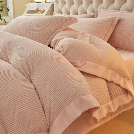 91家纺网 家纺一手货源 找家纺 （总）简如 2025新款A类230克加厚立体雕花绒四件套