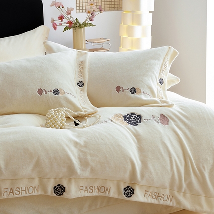 舒梦琪家纺 2024新款加厚4公斤牛奶绒纯色刺绣床单款四件套 白色