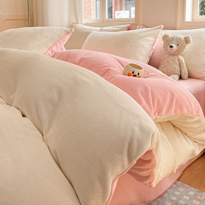 91家纺网 家纺一手货源 找家纺 慕澄家纺 2024新款纯色双拼牛奶绒四件套 奶白+柔粉