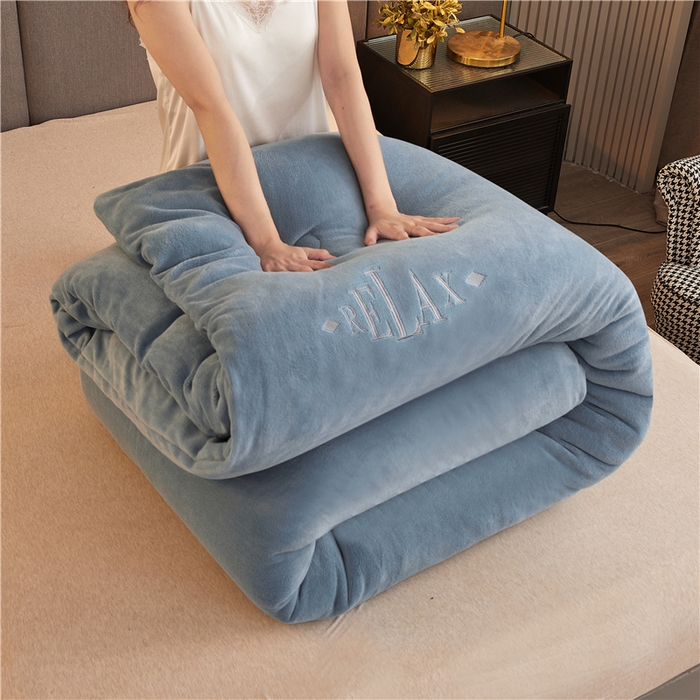 91家纺网 家纺一手货源 找家纺 美梦里 2024新款双面刺绣牛奶绒冬被 月光蓝