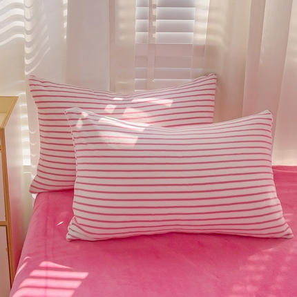91家纺网 家纺一手货源 找家纺 丽涵家纺 2024秋冬新品多巴胺博主风牛奶绒条纹枕套 芭比粉条