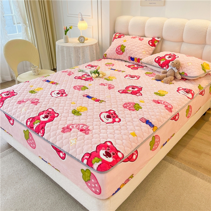 91家纺网 家纺一手货源 找家纺 喜居 2024新款加厚印花牛奶绒夹棉床笠床护垫单床笠 草莓小熊