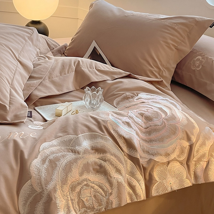 91家纺网 家纺一手货源 找家纺  【秋冬爆款】A类母婴级全棉磨毛四件套纯棉重工刺绣花轻奢风床单床笠款新疆棉高奢床上用品 缇菲-拿铁