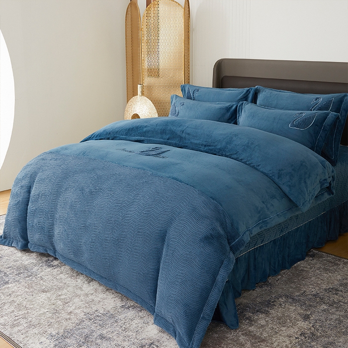 91家纺网 家纺一手货源 找家纺 新月家纺（锦威郎） 2024新款高克重牛奶绒全消光绗缝床盖床单四件套 宝石蓝