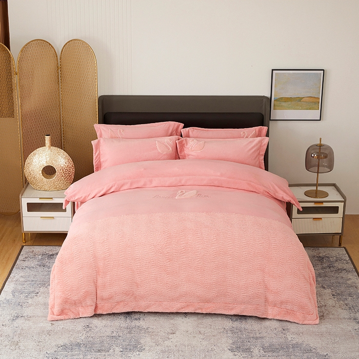 91家纺网 家纺一手货源 找家纺 新月家纺（锦威郎） 2024新款高克重牛奶绒全消光绗缝床盖床单四件套 胭脂粉