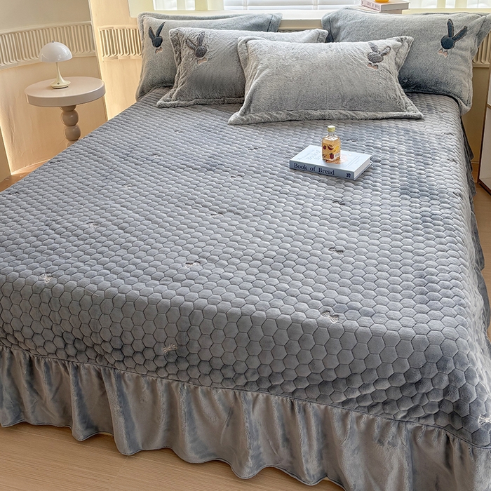 91家纺网 家纺一手货源 找家纺 新月家纺（锦威郎） 2024新款纯色保暖萌萌兔床盖四件套 萌兔高级灰