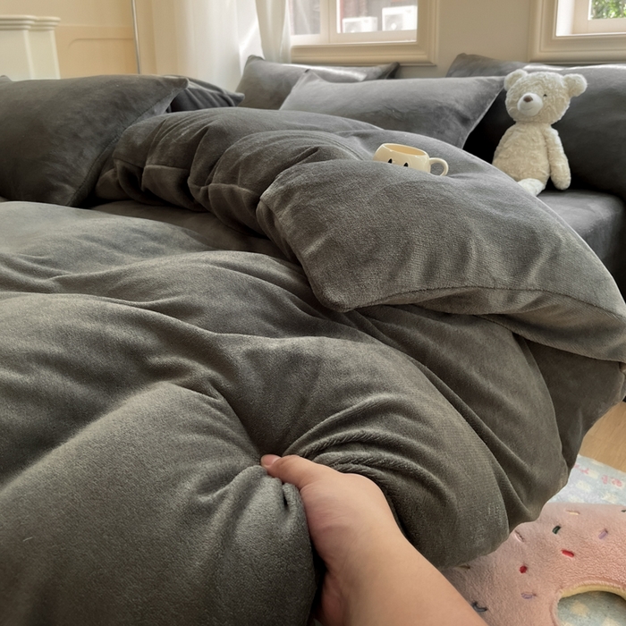 91家纺网 家纺一手货源 找家纺 慕澄家纺 2024新款纯色双拼牛奶绒四件套 墨灰