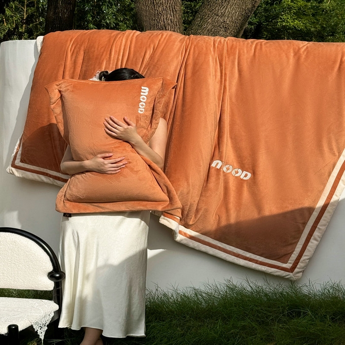 91家纺网 家纺一手货源 找家纺 新月家纺（锦威郎） 2024新款高贵轻奢保暖牛奶绒四件套系列-摩登 橙色