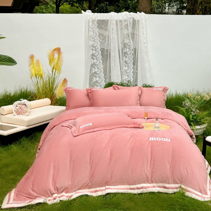 91家纺网 家纺一手货源 找家纺 新月家纺（锦威郎） 2024新款高贵轻奢保暖牛奶绒四件套系列-摩登 粉色