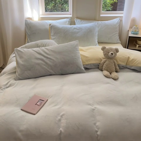 91家纺网 家纺一手货源 找家纺 慕澄家纺 2024新款纯色双拼牛奶绒四件套 天蓝+黄