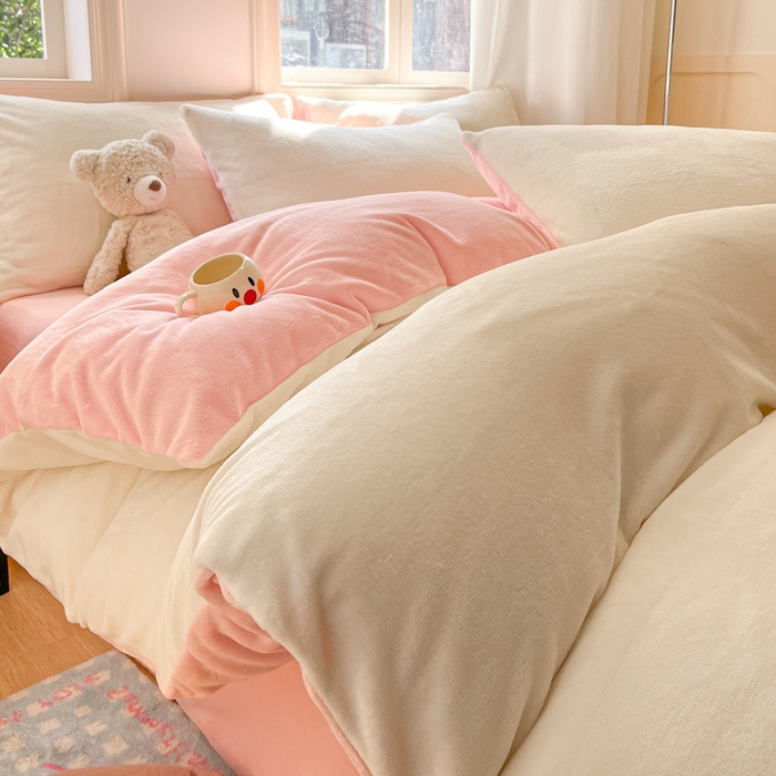 91家纺网 家纺一手货源 找家纺 慕澄家纺 2024新款纯色双拼牛奶绒四件套 奶白+柔粉