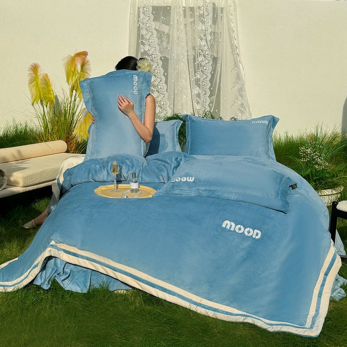 91家纺网 家纺一手货源 找家纺 新月家纺（锦威郎） 2024新款高贵轻奢保暖牛奶绒四件套系列-摩登 蓝色