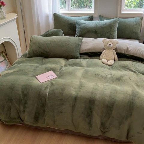 91家纺网 家纺一手货源 找家纺 慕澄家纺 2024新款纯色双拼牛奶绒四件套 绿+杏子灰