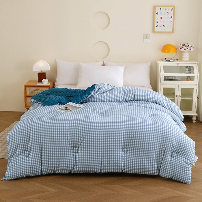 91家纺网 家纺一手货源 找家纺 爱宝被业 2025新款水洗棉双层纱豆豆绒被 克洛迪雅-蓝