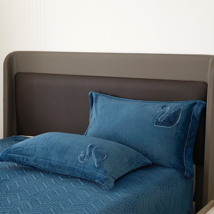 91家纺网 家纺一手货源 找家纺 新月家纺（锦威郎） 2024新款高克重牛奶绒全消光绗缝床盖床单四件套 宝石蓝