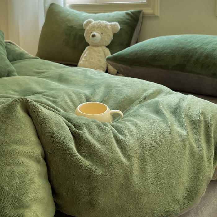 91家纺网 家纺一手货源 找家纺 慕澄家纺 2024新款纯色双拼牛奶绒四件套 绿+杏子灰