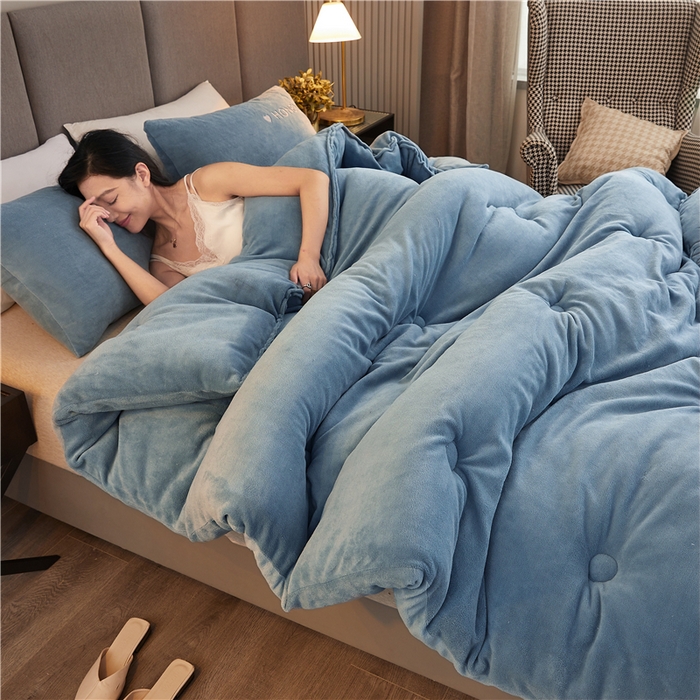 91家纺网 家纺一手货源 找家纺 美梦里 2024新款双面刺绣牛奶绒冬被 月光蓝