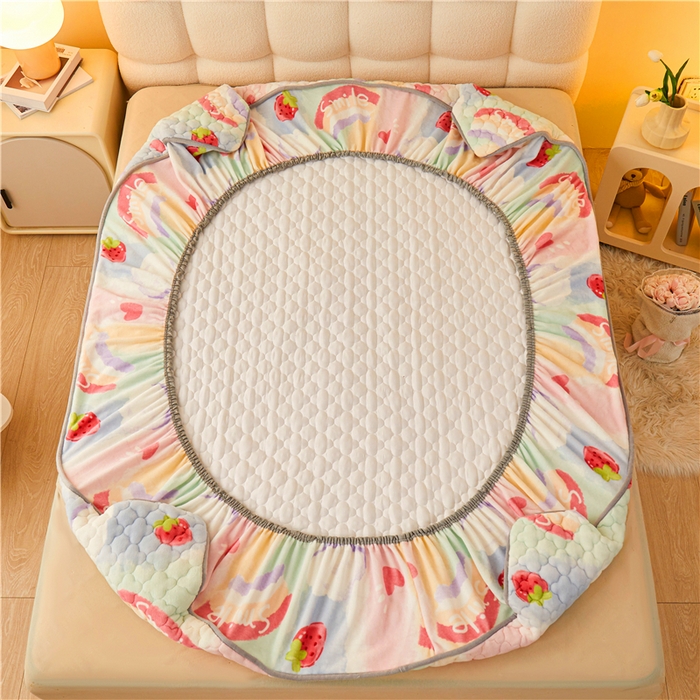 91家纺网 家纺一手货源 找家纺 喜居 2024新款加厚印花牛奶绒夹棉床笠床护垫单床笠 彩虹草莓